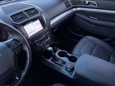 2017 Ford Explorer XLT w/2nd Row Bench
