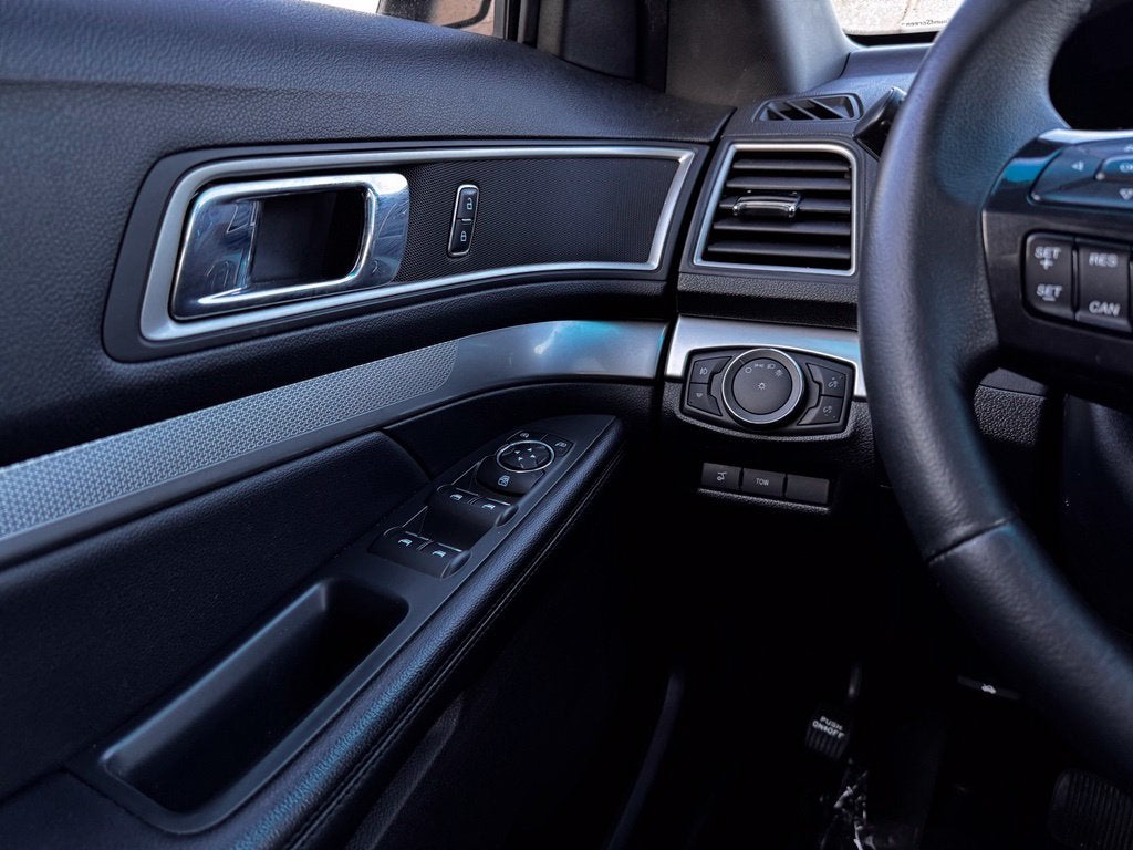 2017 Ford Explorer XLT w/2nd Row Bench