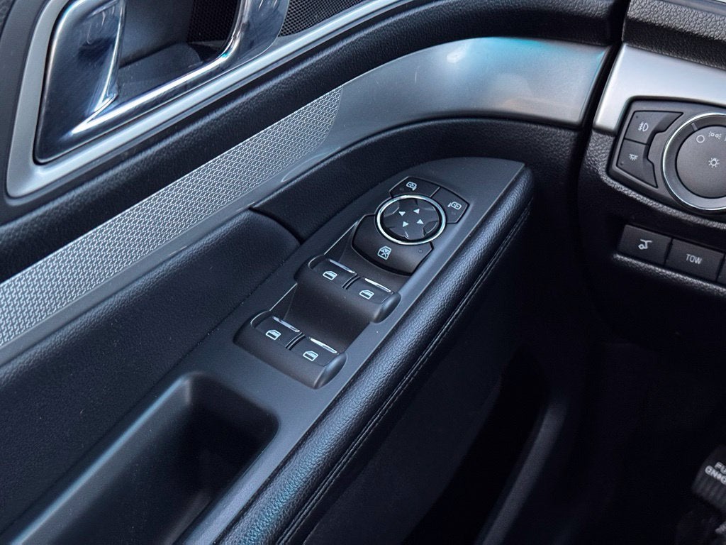 2017 Ford Explorer XLT w/2nd Row Bench