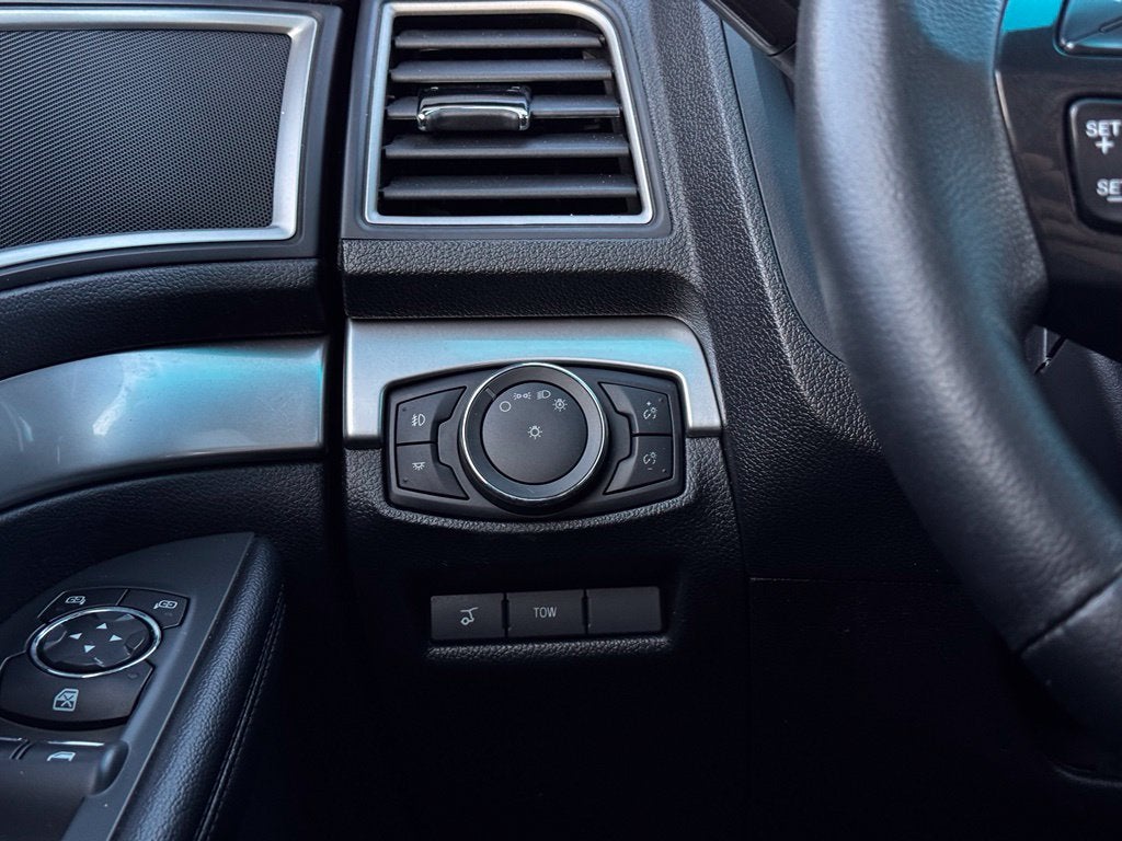 2017 Ford Explorer XLT w/2nd Row Bench