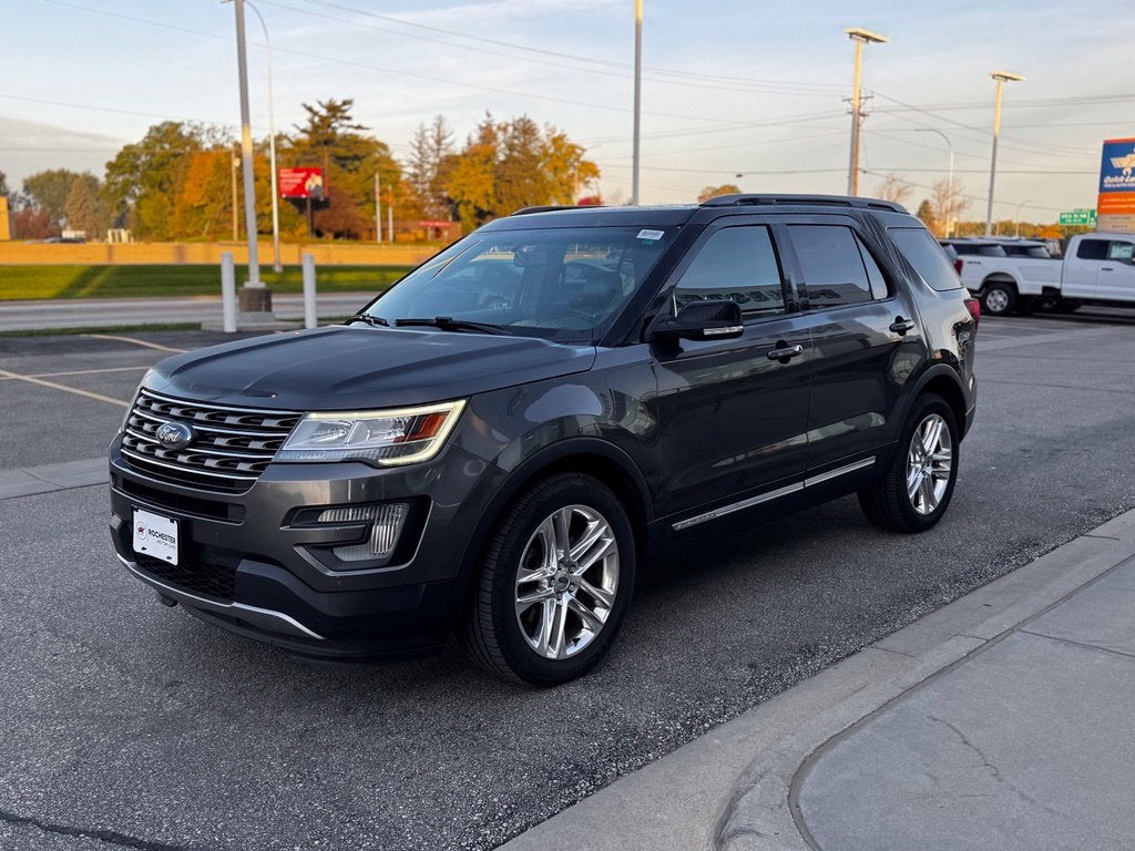 2017 Ford Explorer XLT w/2nd Row Bench