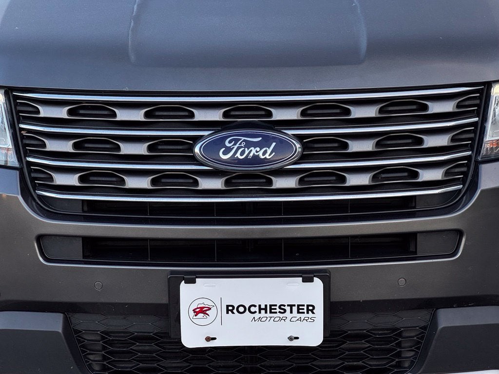 2017 Ford Explorer XLT w/2nd Row Bench
