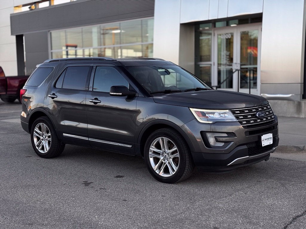 2017 Ford Explorer XLT w/2nd Row Bench