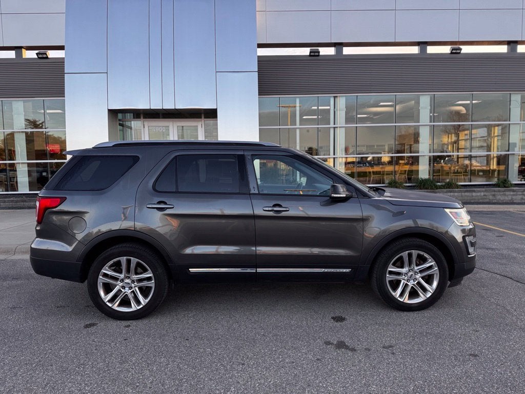 2017 Ford Explorer XLT w/2nd Row Bench