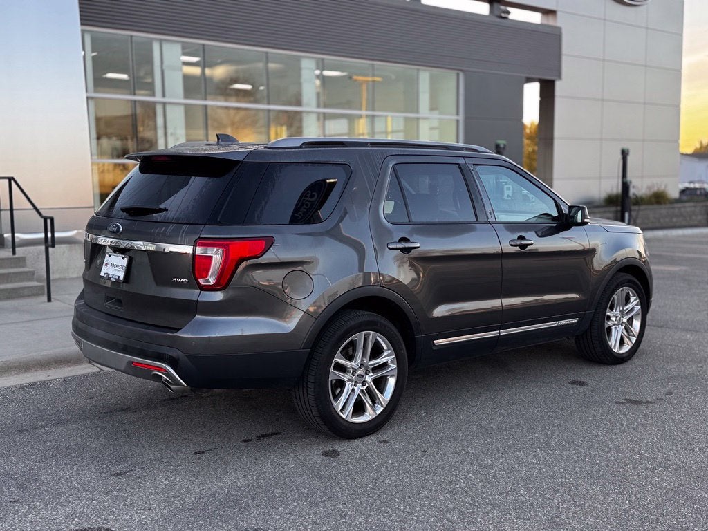 2017 Ford Explorer XLT w/2nd Row Bench