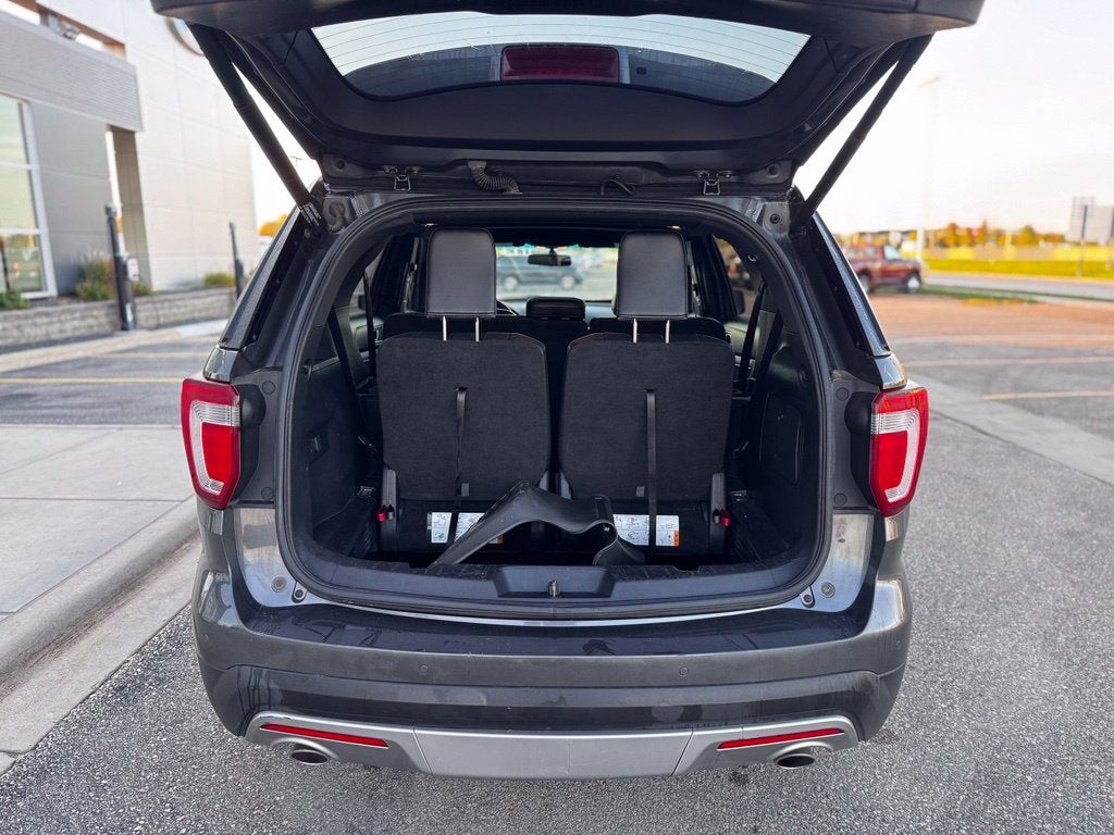 2017 Ford Explorer XLT w/2nd Row Bench