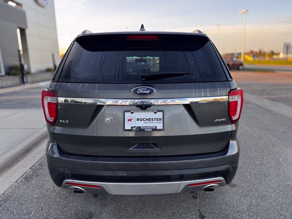 2017 Ford Explorer XLT w/2nd Row Bench