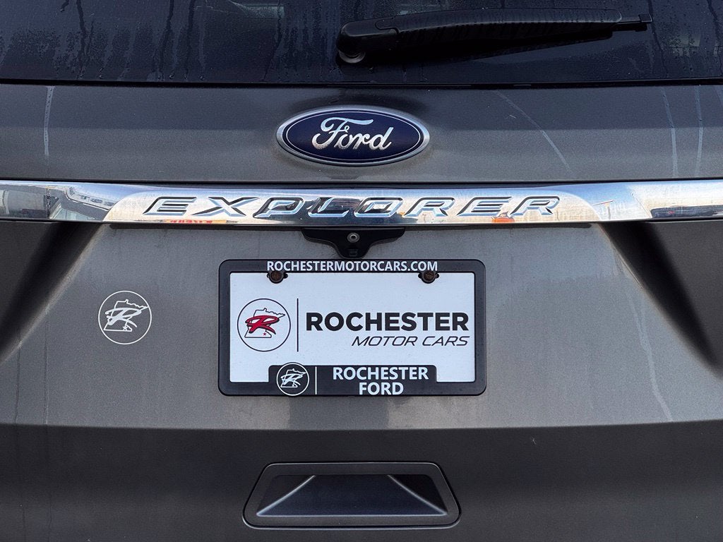 2017 Ford Explorer XLT w/2nd Row Bench