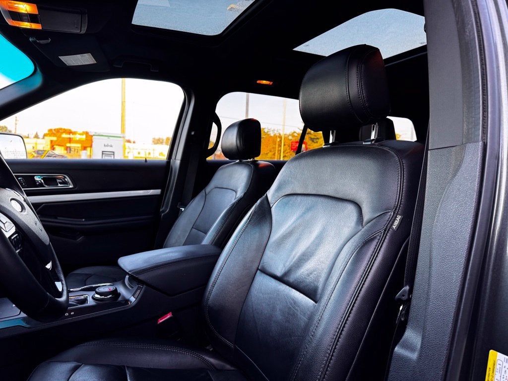 2017 Ford Explorer XLT w/2nd Row Bench