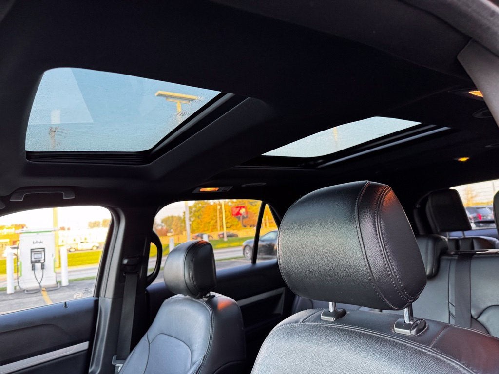 2017 Ford Explorer XLT w/2nd Row Bench
