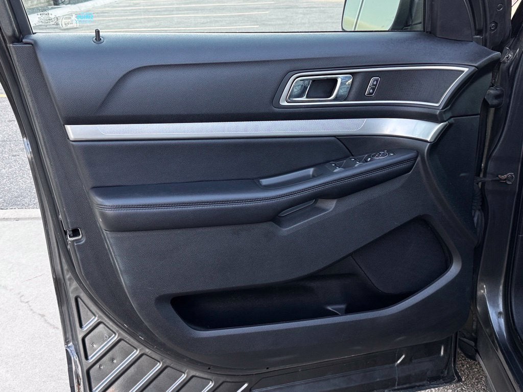 2017 Ford Explorer XLT w/2nd Row Bench