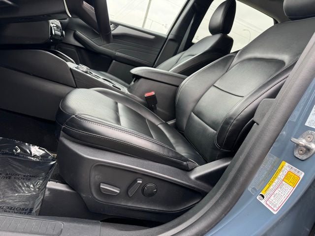 2025 Ford Escape Platinum w/ Heated Steering Wheel + Adaptive Cruise