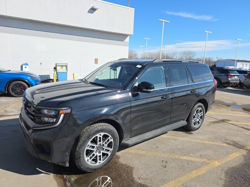 2025 Ford Expedition Active w/ Panoramic Moonroof + 2nd Row Bucket Seats