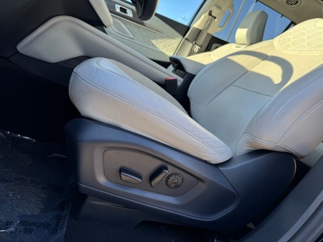 2025 Ford Explorer Platinum w/ Twin Panel Moonroof + Massaging Seats