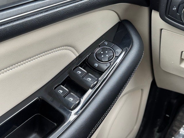 2017 Ford Edge Titanium w/ Navigation + Intelligent Access