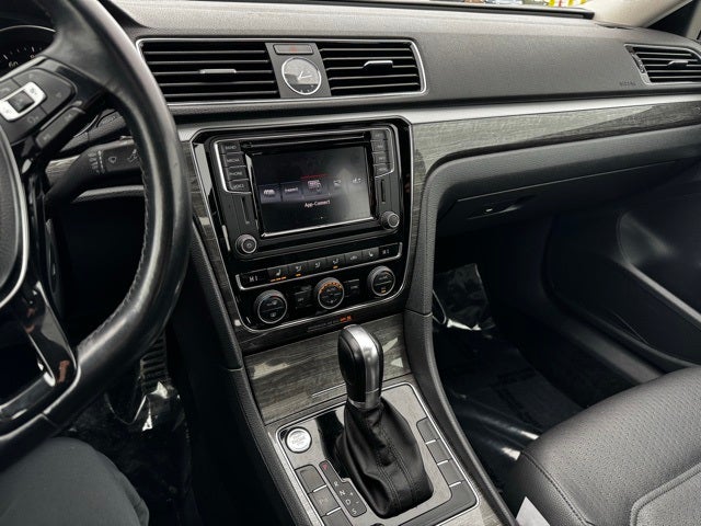 2017 Volkswagen Passat 1.8T SE w/Technology