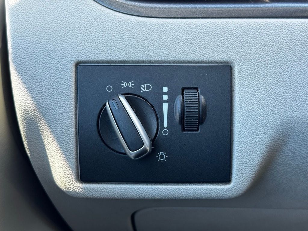 2010 Volkswagen Routan SE